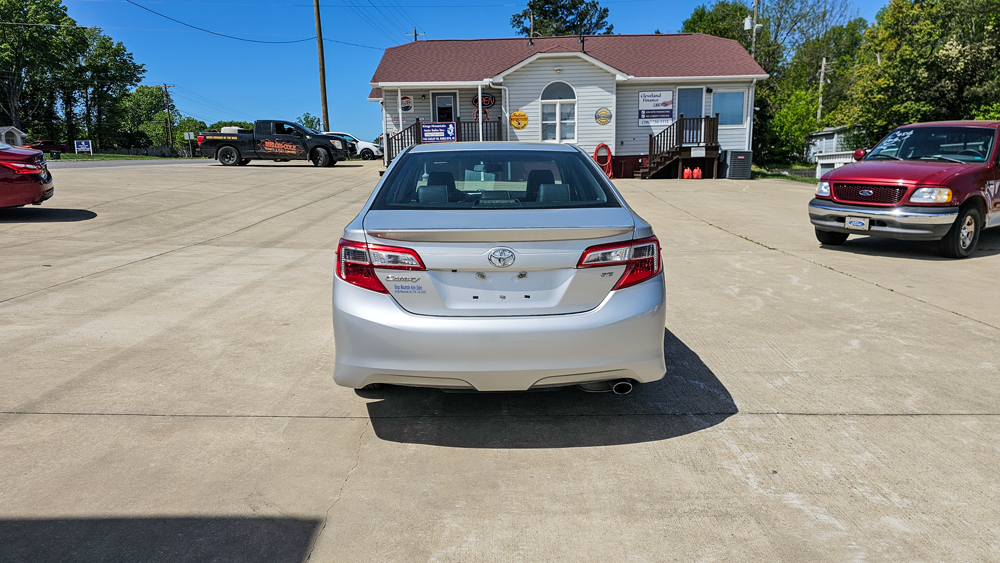 
								2014 Toyota Camry LE full									