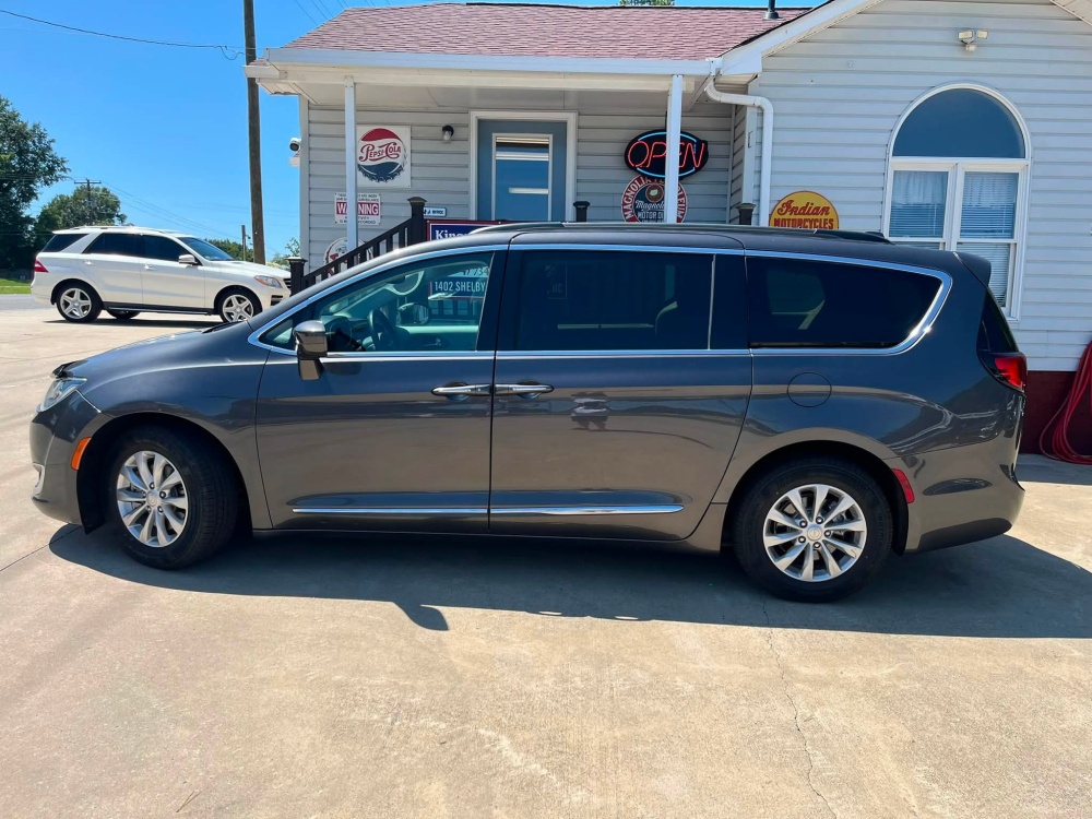 
								2017 Chrysler Pacifica Touring L full									