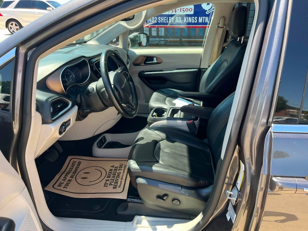 
								2017 Chrysler Pacifica Touring L full									