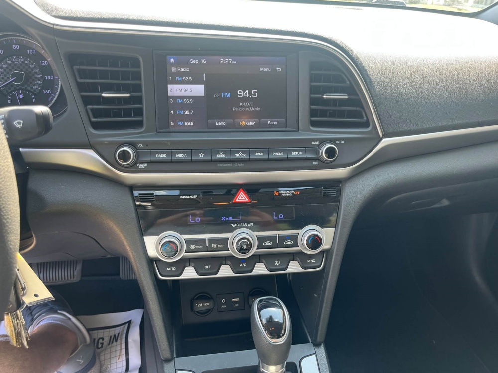 
								2020 Hyundai Elantra SEL full									