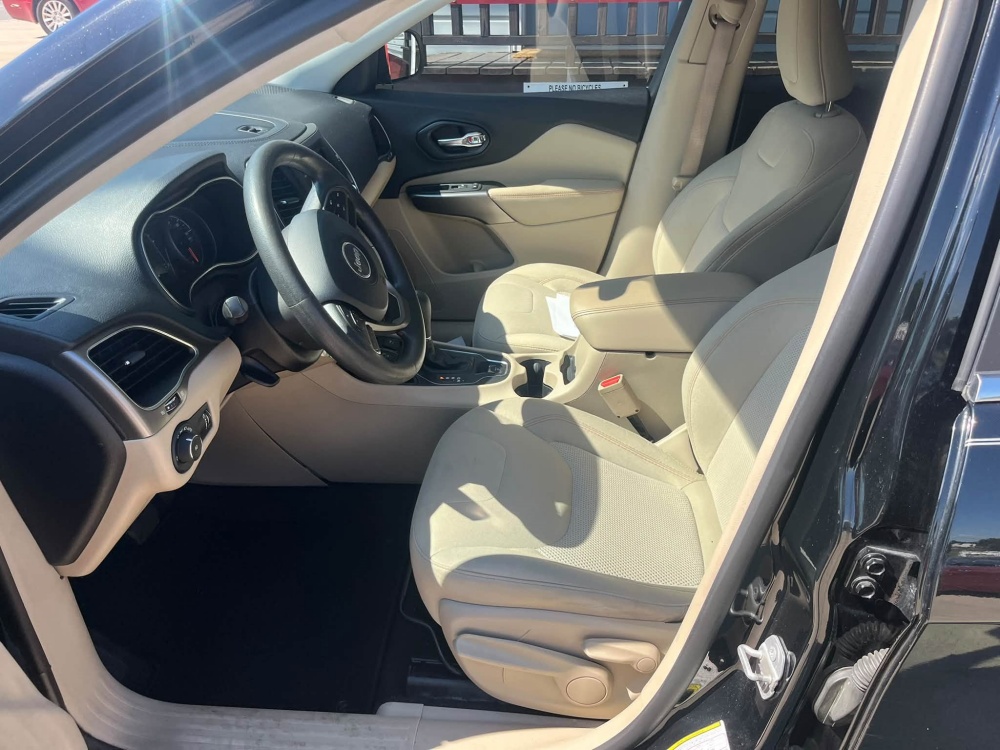 
								2019 Jeep Cherokee Latitude full									