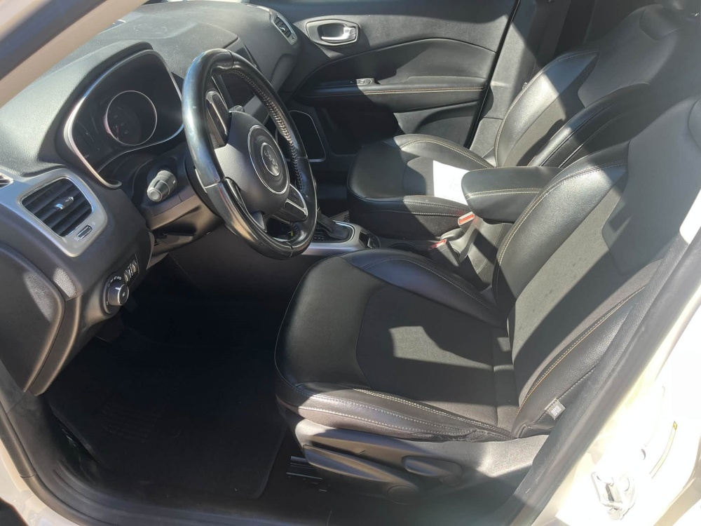 
								2020 Jeep Compass Latitude full									